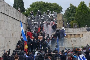 Επεισόδια σημειώθηκαν μεταξύ αστυνομικών και διαδηλωτών σε συλλαλητήριο ενάντια στη Συμφωνία των Πρεσπών, έξω από το κτίριο της Βουλής στο Σύνταγμα, Αθήνα, Κυριακή 20 Ιανουαρίου 2019. Η συμφωνία κατατέθηκε από την κυβέρνηση προς ψήφιση το πρωί του Σαββάτου στη Βουλή. Το συλλαλητήριο διοργάνωσαν οι Παμμακεδονικές Ενώσεις Υφηλίου, η Πανελλήνια Ομοσπονδία Πολιτιστικών Συλλόγων Μακεδόνων, ο Φορέας Ανένδοτου Αγώνα για τη Μακεδονία και τη Δημοκρατία και η Παμμακεδονική ΗΠΑ. Η Συμφωνία των Πρεσπών είναι μία διακρατική συμφωνία ανάμεσα στις κυβερνήσεις της Ελληνικής Δημοκρατίας και της πρώην Γιουγκοσλαβικής Δημοκρατίας της Μακεδονίας με σκοπό την επίλυση του ζητήματος της ονομασίας της Π.Γ.Δ.Μ. ΑΠΕ-ΜΠΕ/ ΑΠΕ-ΜΠΕ/ ΟΡΕΣΤΗΣ ΠΑΝΑΓΙΩΤΟΥ