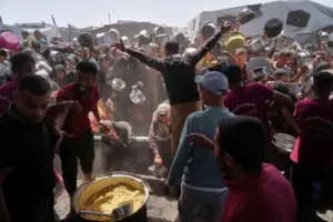 CPJ Gaza Παλαιστίνιοι αγωνίζονται να λάβουν δωρεά τροφίμων σε μια κοινοτική κουζίνα στο Χαν Γιουνίς στις 16 Μαΐου 2025. Ολόκληρος ο πληθυσμός της Γάζας έχει έλλειψη τροφίμων και η πείνα των δημοσιογράφων και τα συναφή προβλήματα υγείας επιδεινώνουν τις προκλήσεις της δημοσιογραφίας. (Φωτογραφία: AP/Abdel Kareem Hana)